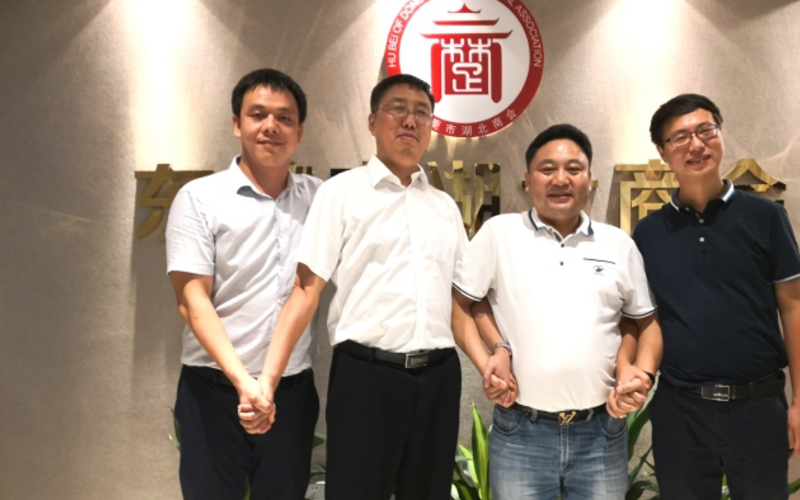 湖北省随县委书记、县长陈兴旺与东莞湖北随州商会会长金超合影留念