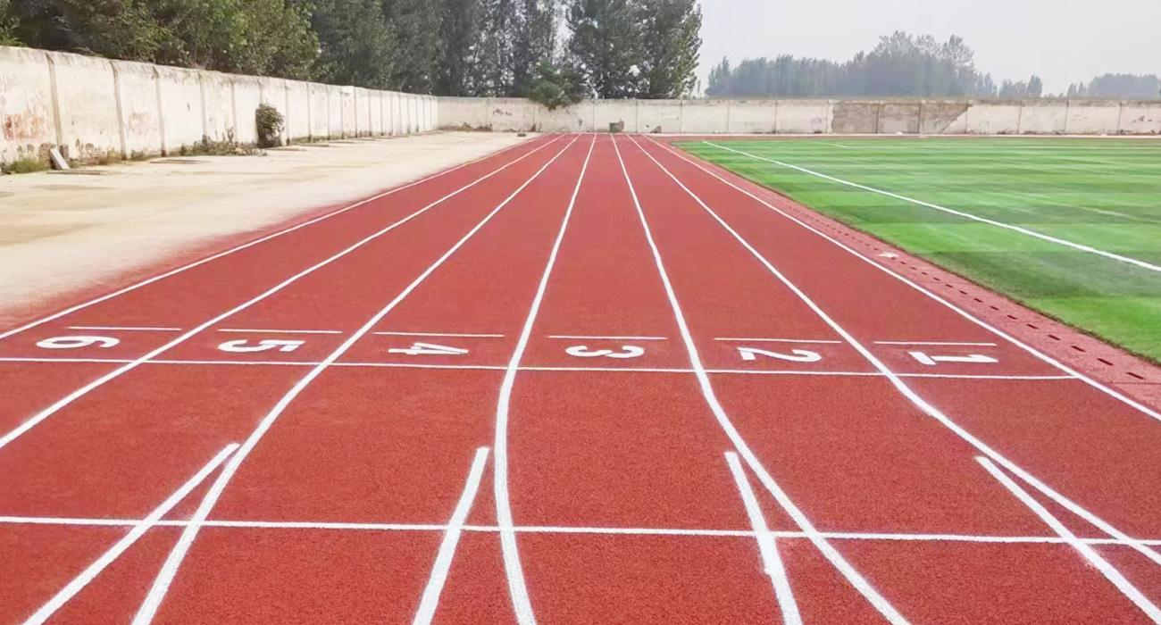 鹤壁淇县西岗一中项目透气性跑道3000，填充草4500